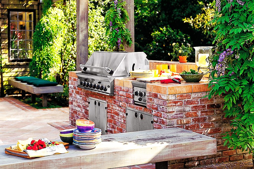 Traditional Outdoor Kitchen