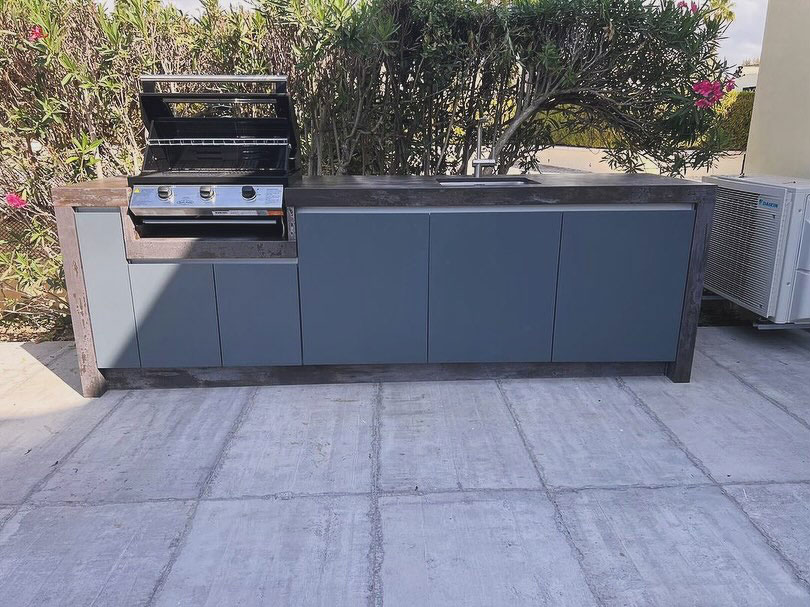 Outdoor-Kitchen-with-stone-countertop-and-the-powerful-BeefEater-barbecue