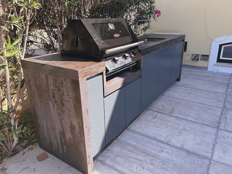 Outdoor-Kitchen-with-stone-countertop-and-the-powerful-BeefEater-barbecue