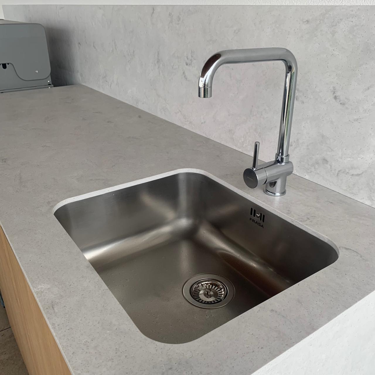 hidden-mount stainless steel sink by Frasa