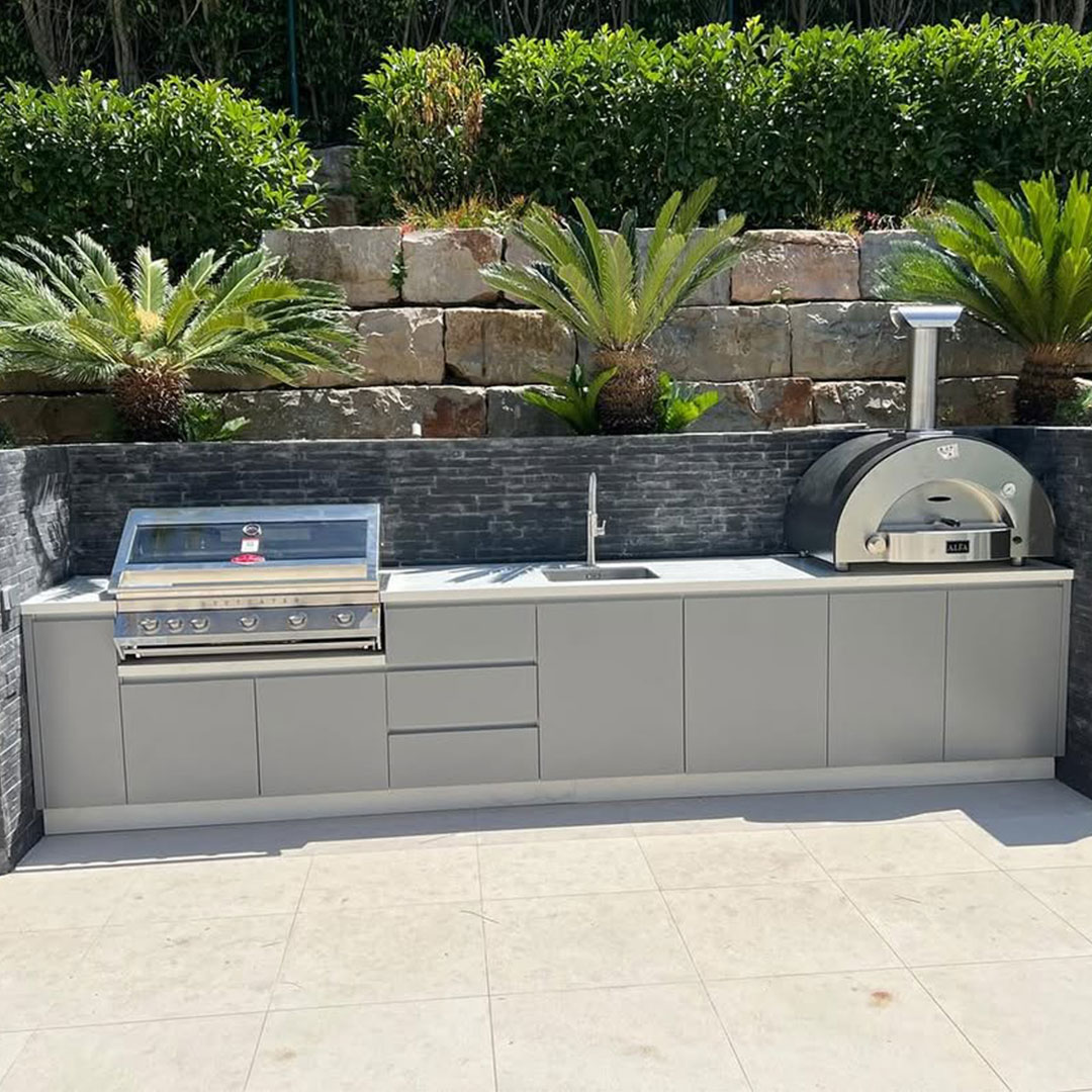 Modern Outdoor Kitchen with BBQ & Pizza Oven