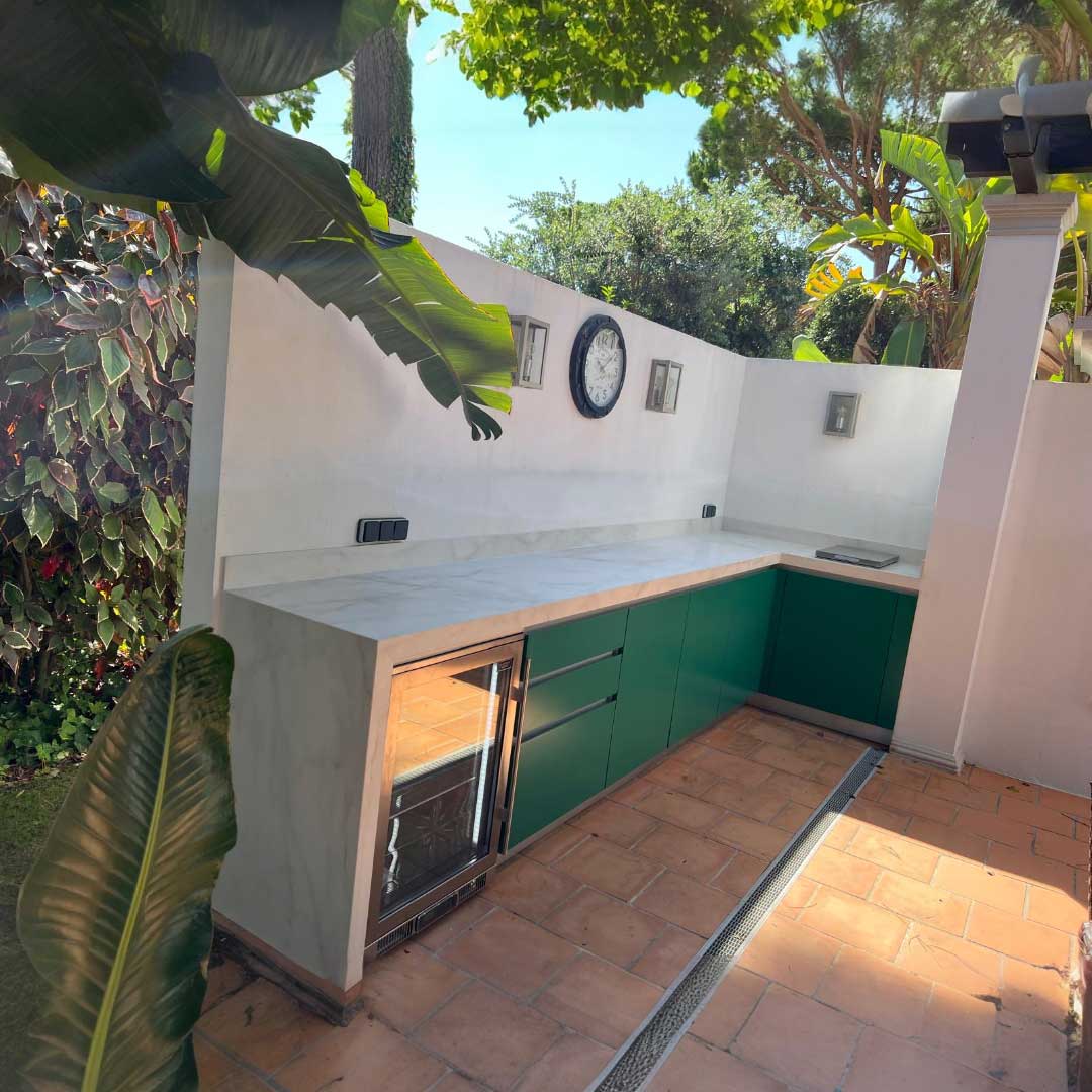 Compact Luxury Outdoor Kitchen by Woodman