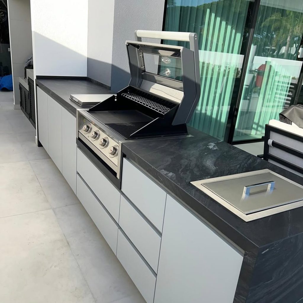 Modern Outdoor Kitchen with BeefEater 7000 Series