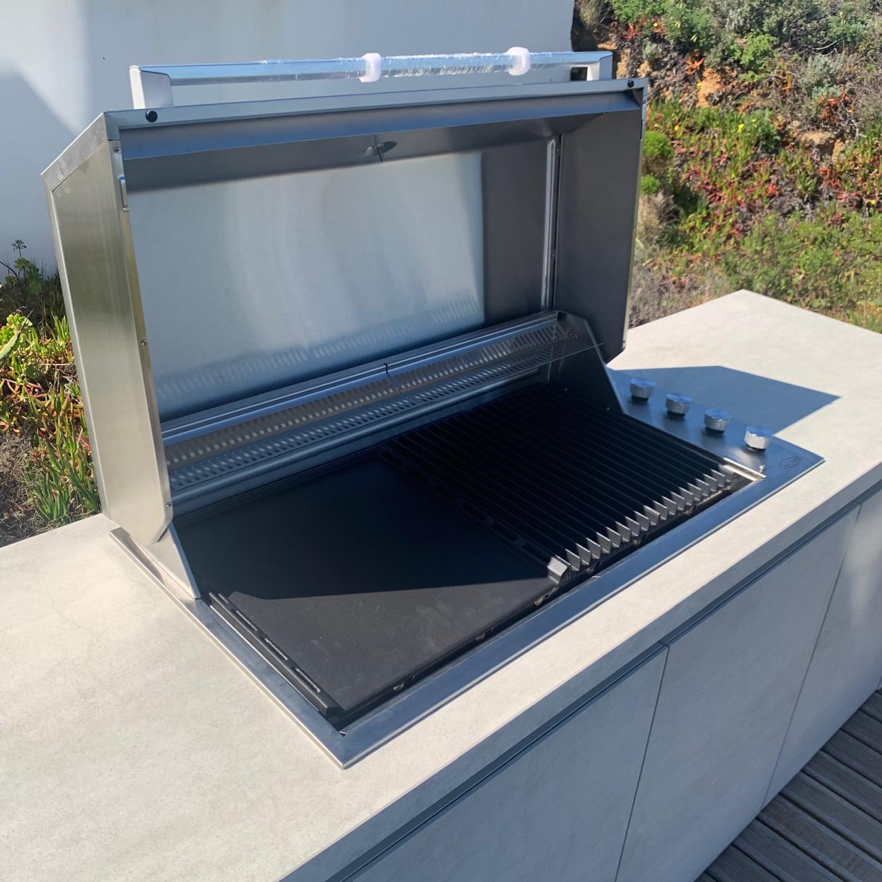 Beefeater Signature Proline Flame Failure Built-In BBQ with hood