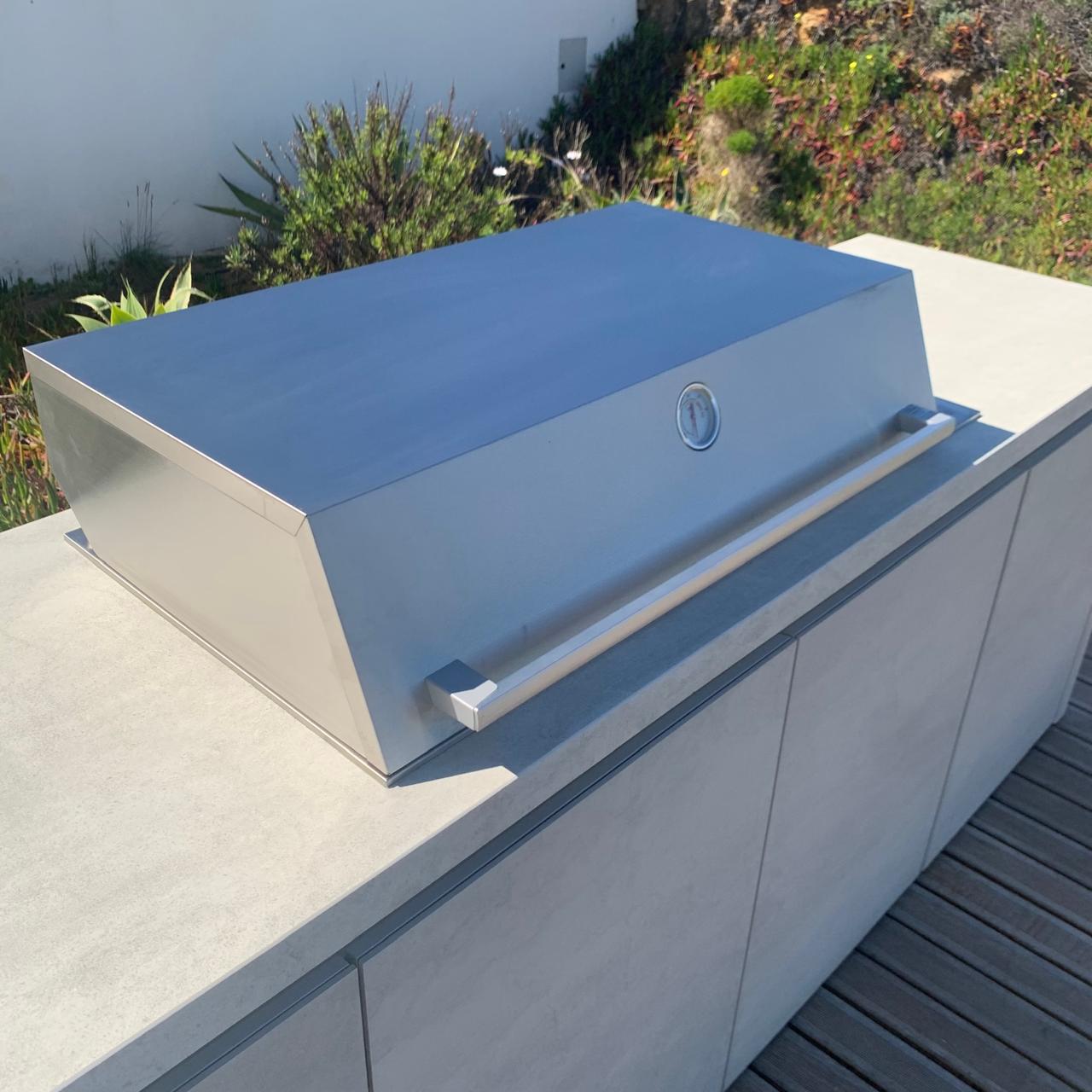 Beefeater Signature Proline Flame Failure Built-In BBQ with hood